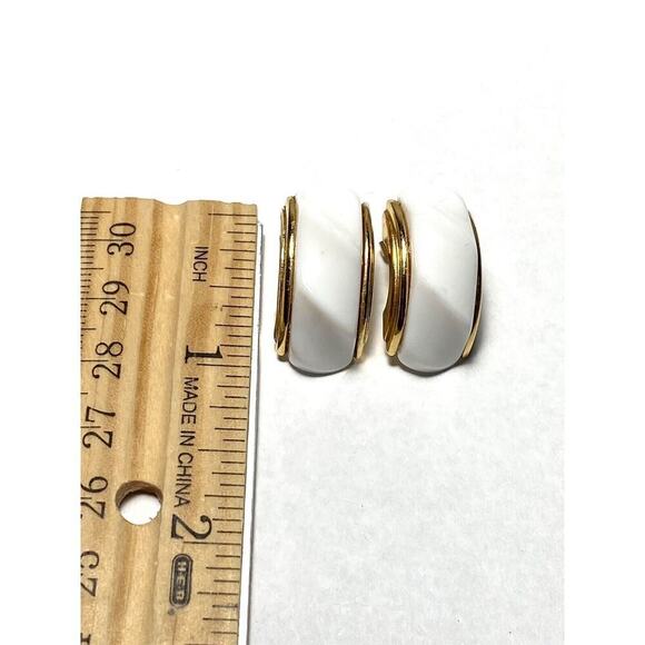 Avon 1988 Classic Twist White Plastic Gold Tone Post Earrings - Picture 3 of 8